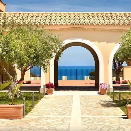 Seaside Pool Cefalú